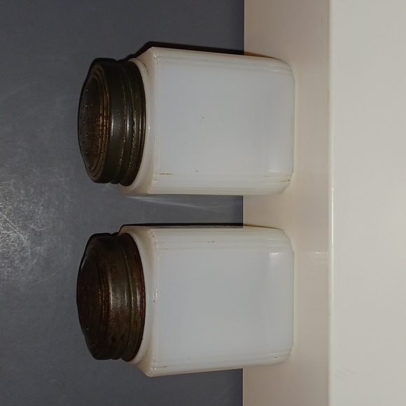 ORIGINAL Vintage Art Deco Milk Glass Basket Bouquet Salt & Pepper Shaker Set - Picture 4 of 11